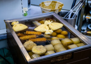 いろいろなおでんの具が、コンビニのおでんのケースの中に並ぶ。