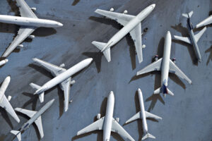 飛行機で込み合う滑走路