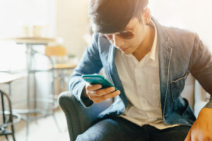 スマホをのぞき込むジージャン