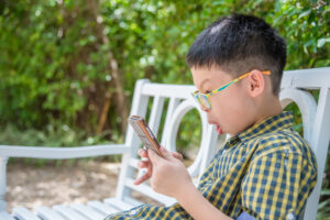 須磨夫をのぞき込む眼鏡をかけた男児