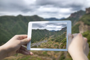 農村をタブレットで撮影している光景