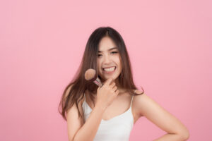 メイクブラシを持った女性