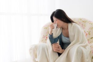 風邪を引いた女性