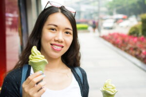 抹茶ソフトクリームを持った女性