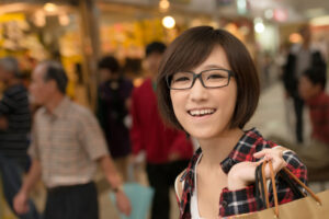 ショッピングモールにいる台湾人女性