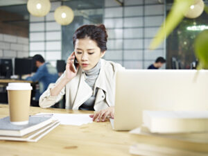 スマホで話す仕事中の女性