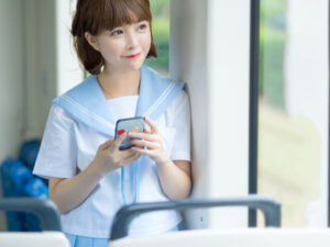 セーラー服を着た女性