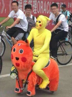 ピカチュウのコスプレをする山下氏