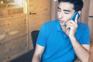 スマホで通話する男性