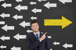 多数の白い矢印とその反対を指す太い一つの黄色い矢印