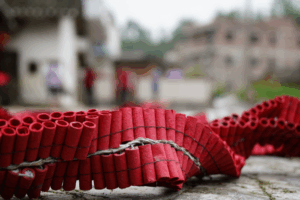 消えゆく「赤い紙屑」ストリーム 爆竹禁止でより「美しい春節」へ？