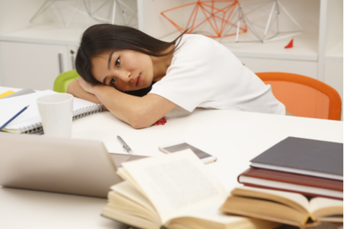 悩んでいる女性 イメージ